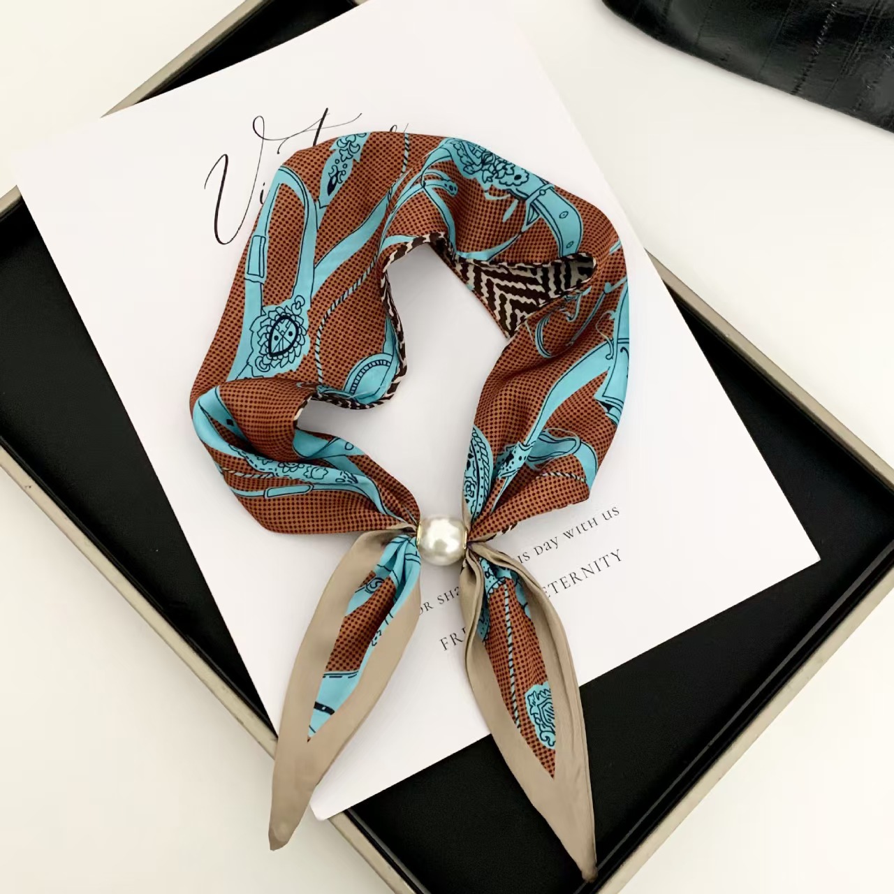 Face Scarf Mask - Elegancki szal z perłami w stylu